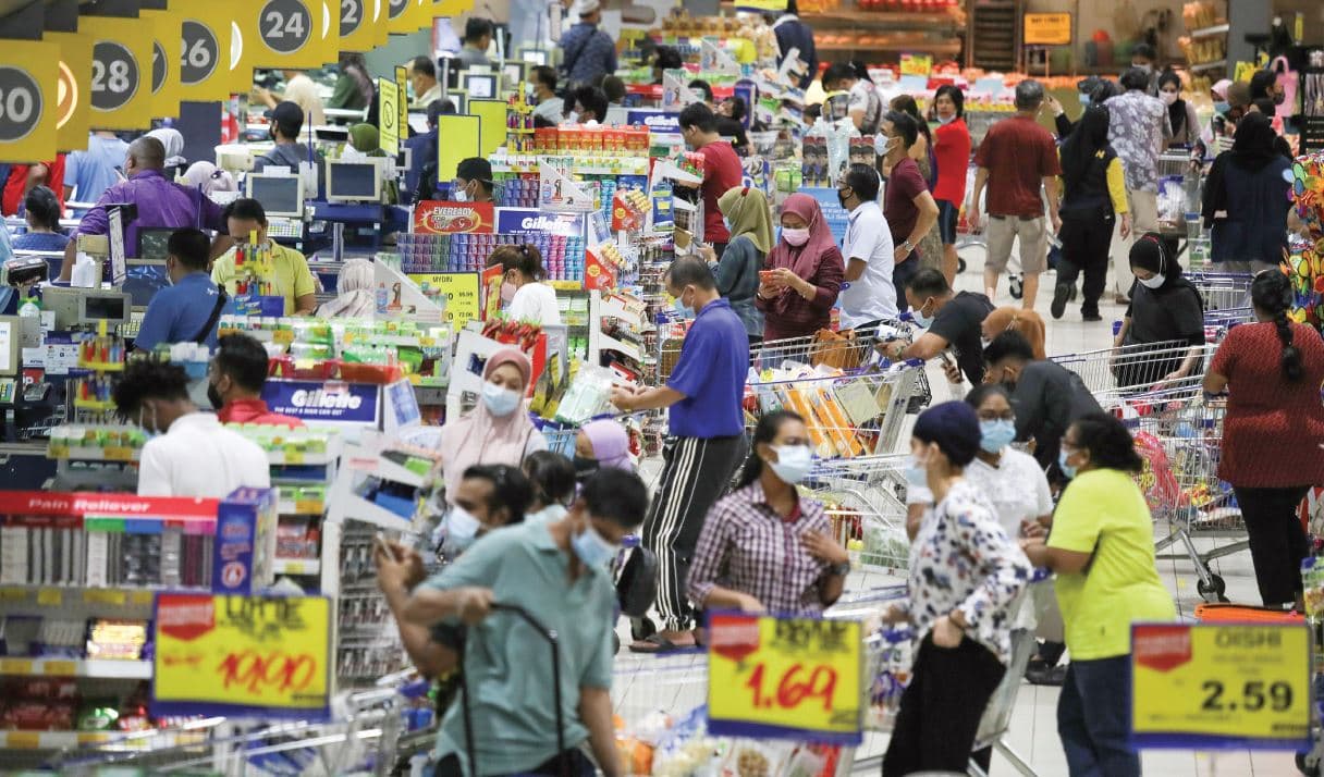 ماليزيون يصطفون للدفع في سوبر ماركت بعد أن أعلنت الحكومة أنها ستفرض بعض القيود على الحركة في كوالالمبور