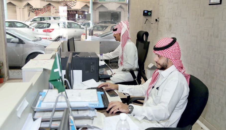 وزير الموارد البشرية : توطين عدد من المهن والأنشطة في الجوف