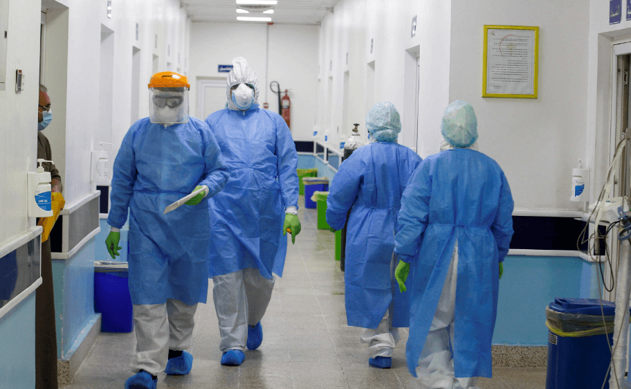 "الصحة العالمية": انخفاض الإصابات بكورونا بين العاملين الصحيين