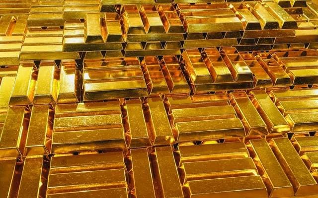 الذهب يهبط نحو 2% بفعل صعود الدولار وتحسن توقعات صندوق النقد