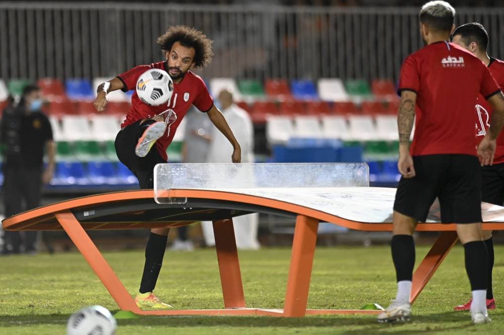 تمرين ترفيهي للاعبي الشباب عن طريق كرة الطاولة بالارجل. مركز الشباب الاعلامي