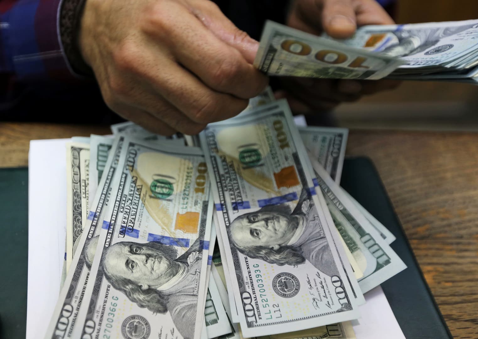 الدولار يتجه لتحقيق مكسب أسبوعي مع تعثر التعافي بفعل الجائحة