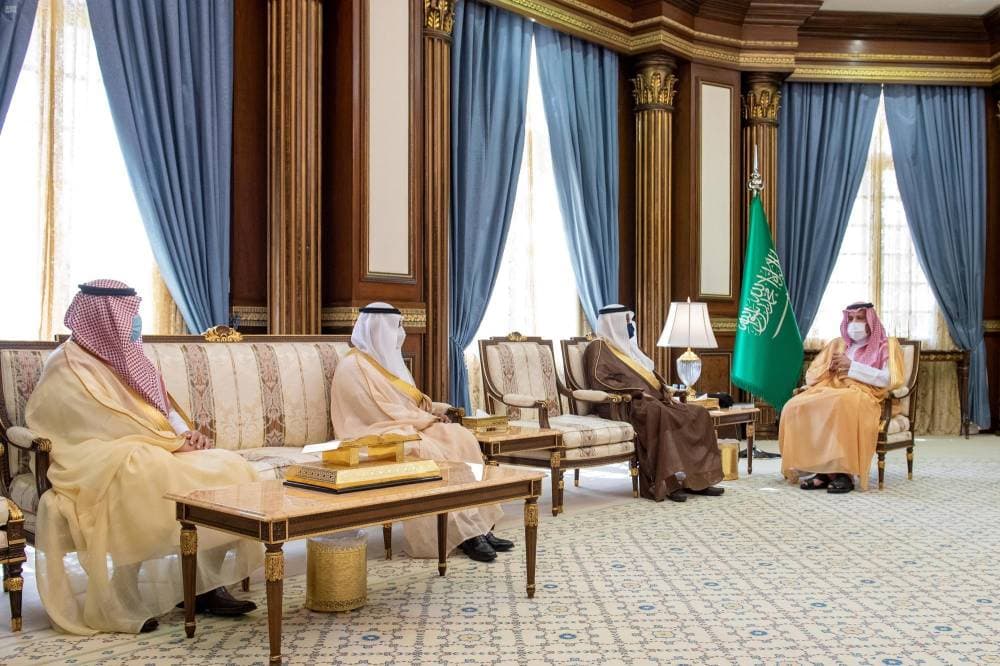 الأمير فيصل بن سلمان خلال استقباله وزير الحج والعمرة.