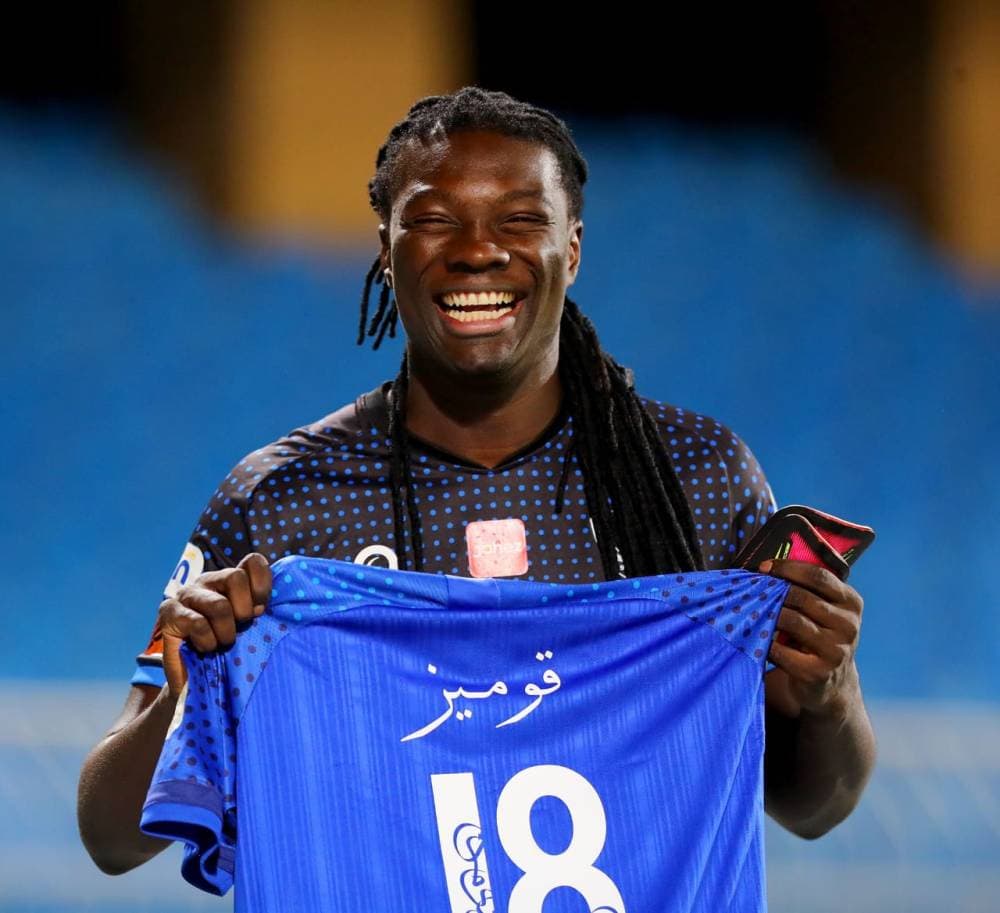 جوميز يحمل قميصه بالخط العربي. تصوير: علي الظاهري ـ "الاقتصادية"