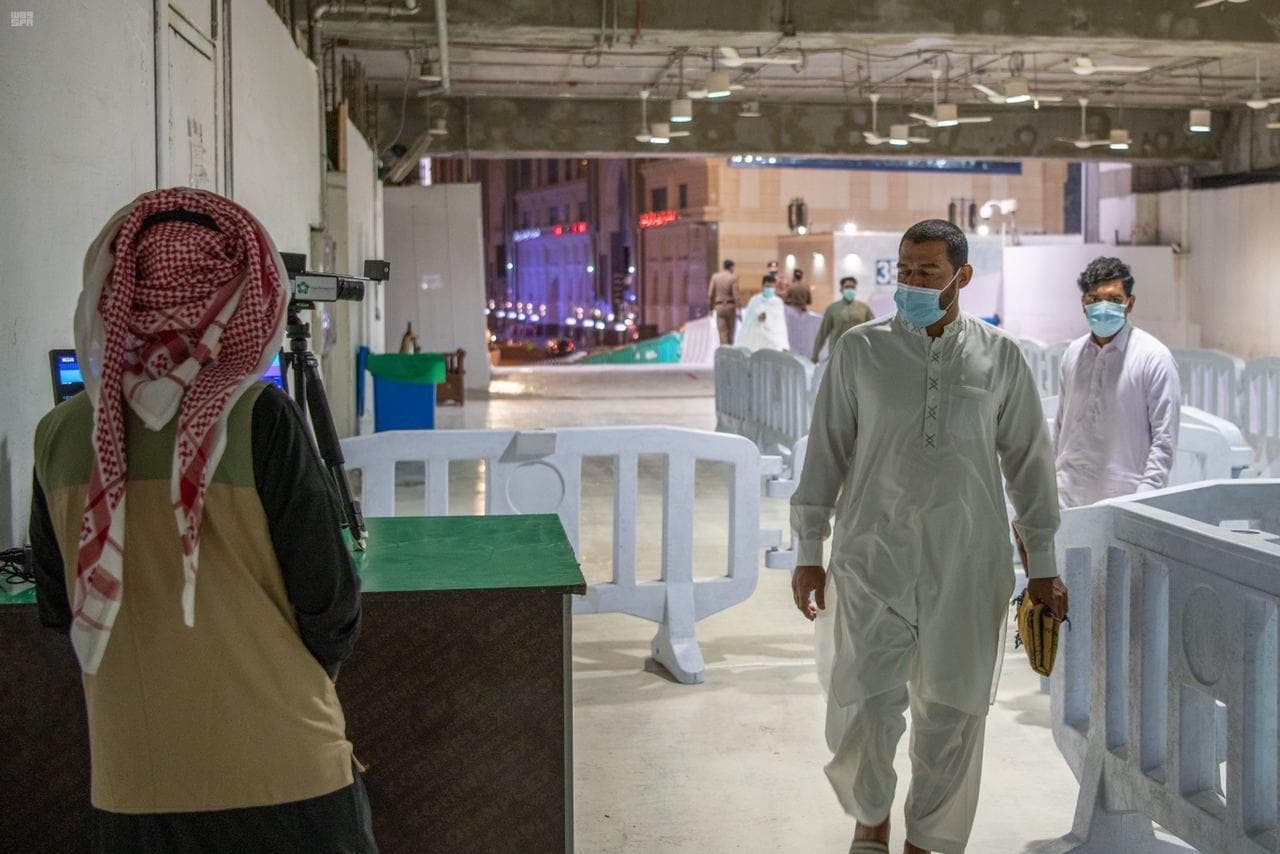 إقامة صلاة الفجر في المسجد الحرام مع بدء المرحلة الثانية من العودة التدريجية لأداء مناسك العمرة والصلاة