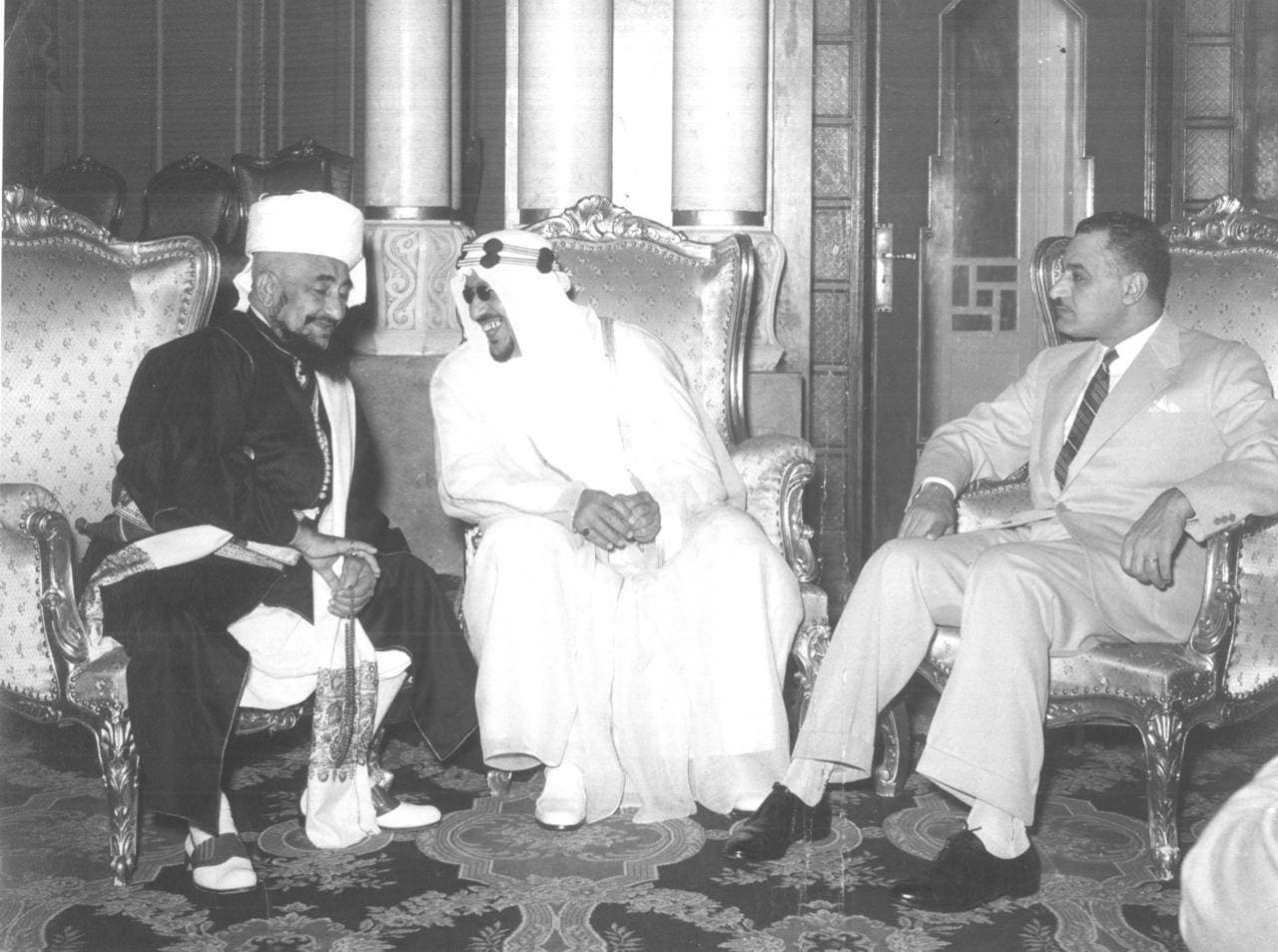 الملك سعود بين ملك اليمن الإمام أحمد ورئيس مصر عبدالناصر قبيل توقيع ميثاق جدة العسكري، الحلف الثلاثي.. أبريل 1956.