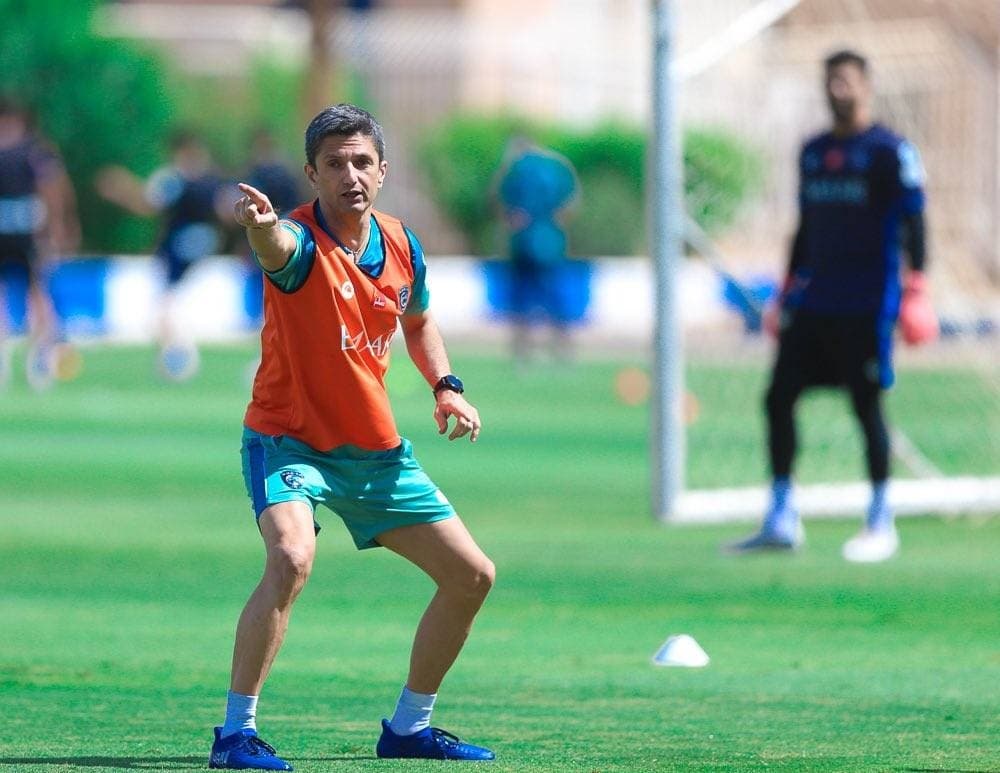 لوشيسكو يوجه لاعبي الهلال. مركز الهلال الاعلامي