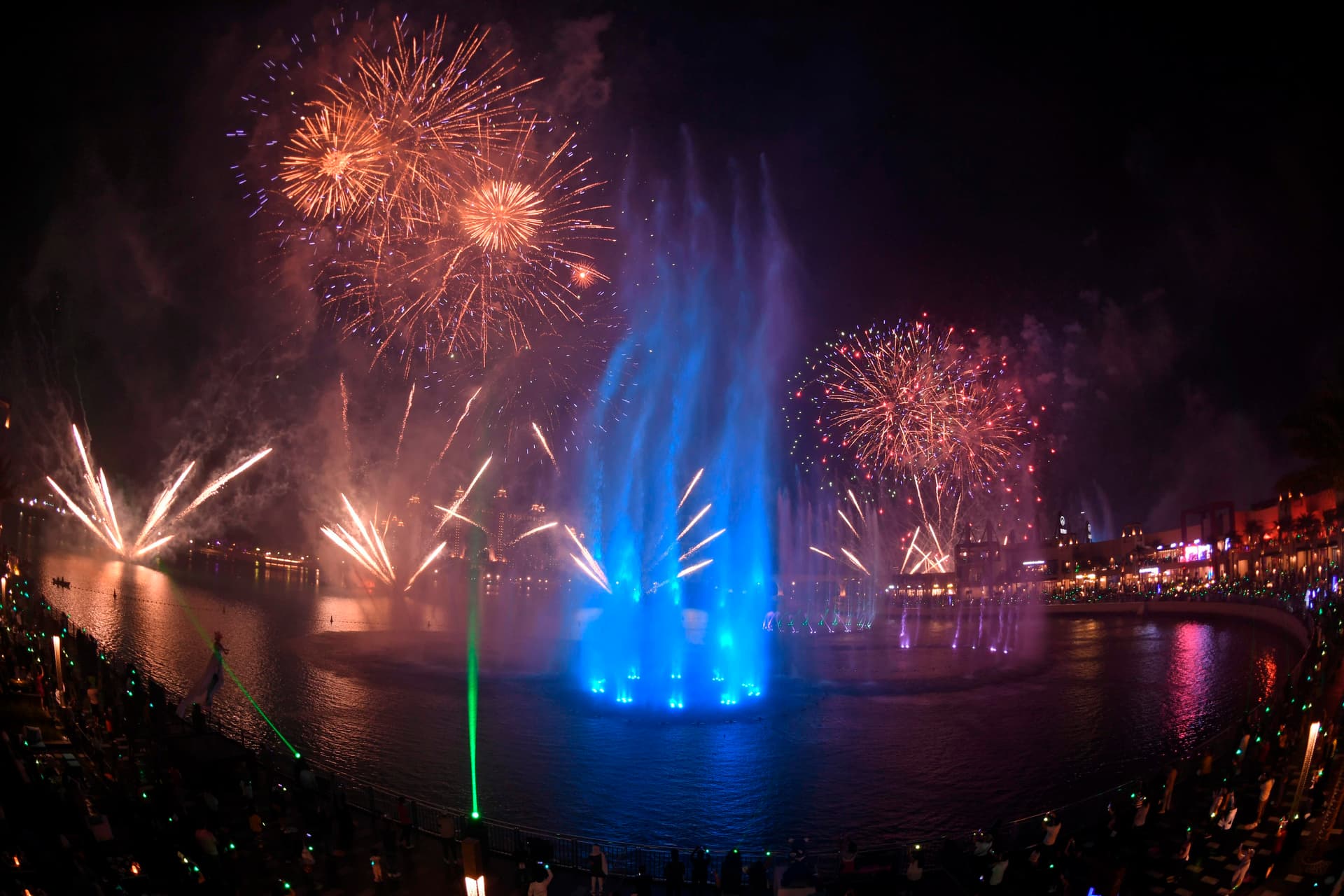 دبي.. افتتاح أكبر نافورة بالعالم 