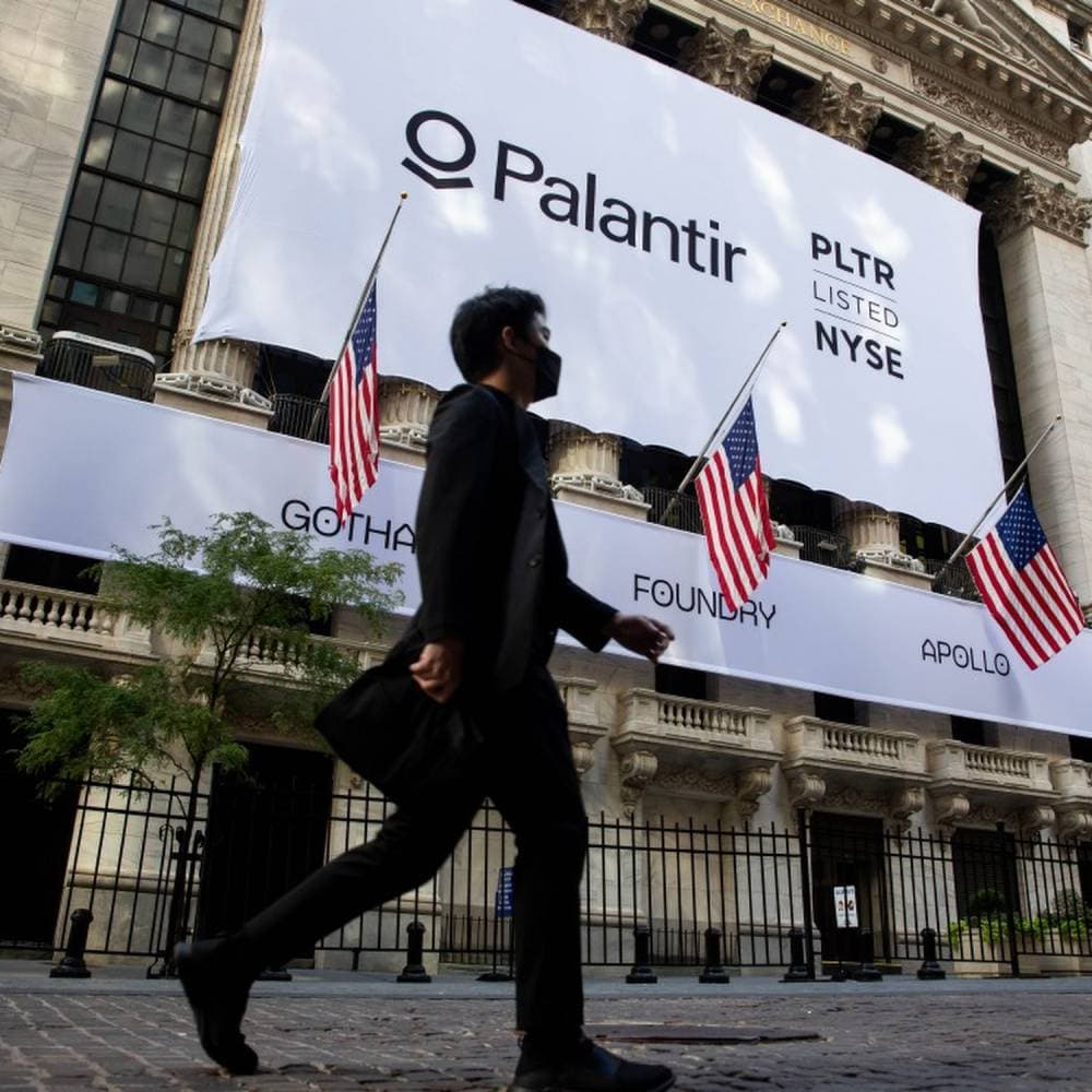 لافتة ضخمة على واجهة مبنى بورصة نيويورك تعلن عن إدراج شركة بالانتير في سوق الأسهم ـ وفي الإطار أليكس كارب.