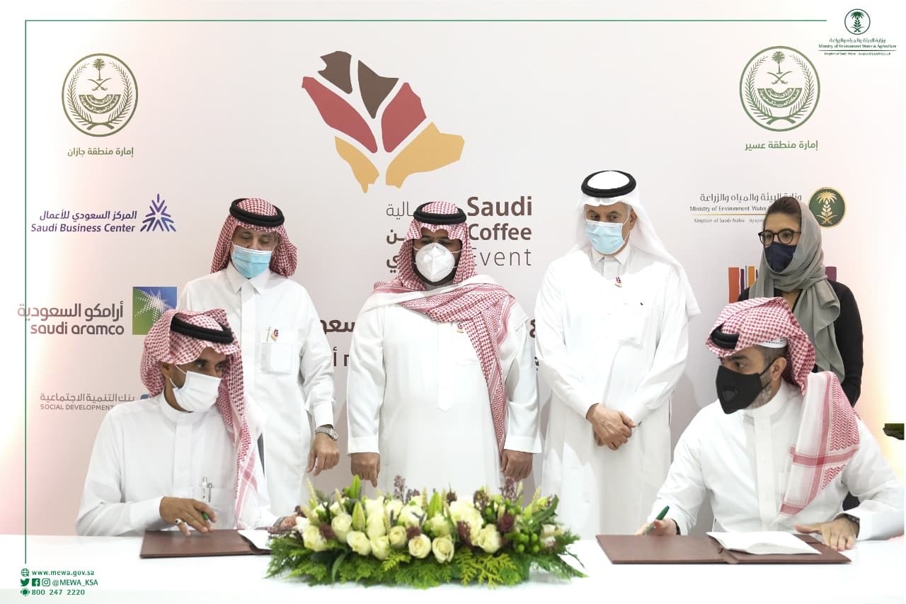 برعاية جهات حكومية .. توقيع اتفاقيات بين شركات وطنية وملاك مزارع البن السعودي
