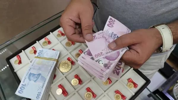الليرة التركية تعمق خسائرها.. وصلت لما دون 8 ليرات لكل دولار