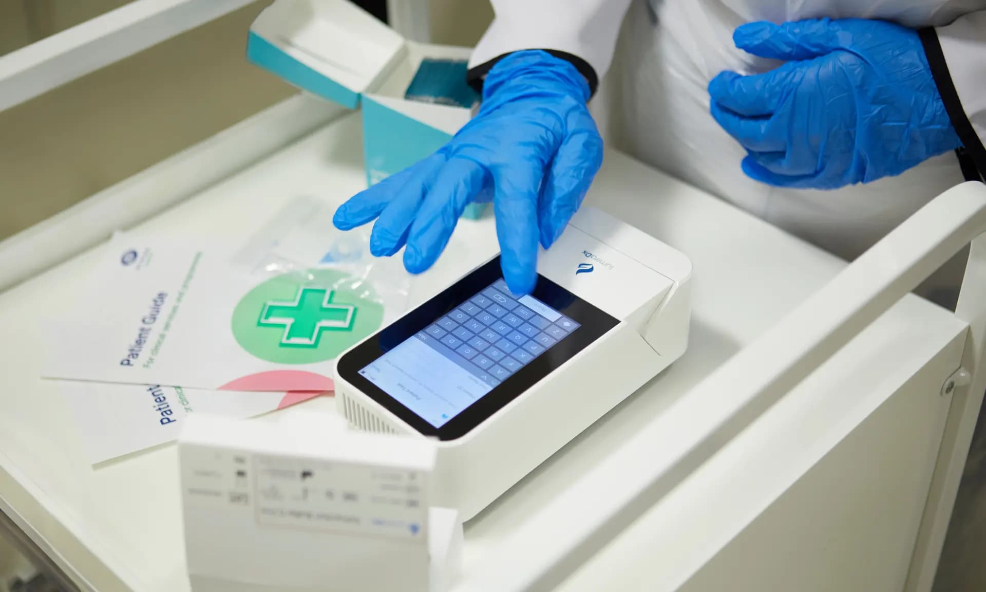 سباق علمي لتشخيص كورونا.. الكشف عن الإصابة بالفيروس خلال 12 دقيقة