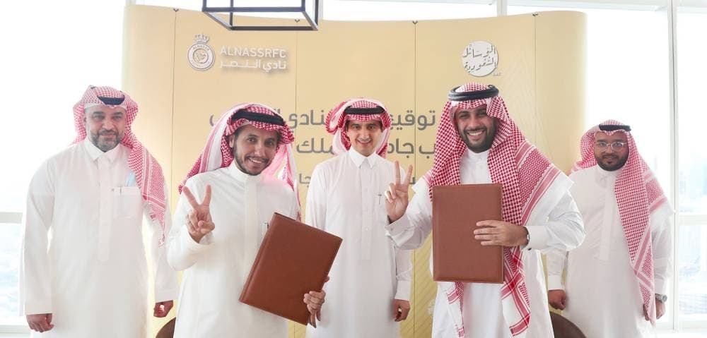 رئيس النصر بعد التوقيع مع الوسائل. مركز النصر الاعلامي