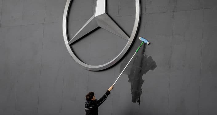 مرسيدس ترفع حصتها في استون مارتن البريطانية إلى 20% 