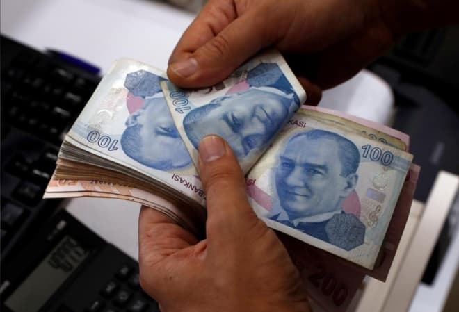 تتجه نحو أكبر انخفاض شهري هذا العام .. توقعات باقتراب الليرة من 9 مقابل الدولار