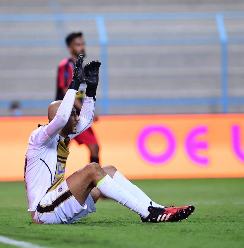 دوخة حارس الرائد بعد تسجيل الباطن للهدف الأول. تصوير: صالح الغنام ـ "الاقتصادية"