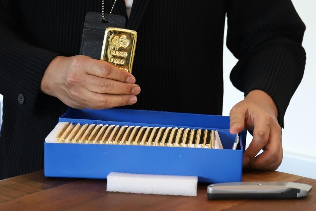 الذهب يرتفع مع انخفاض الدولار وتنامي مخاوف الجائحة