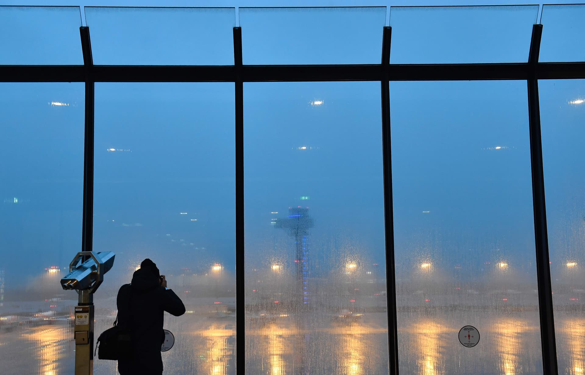منظمة الصحة: السفر آمن حاليا .. ويصعب رصد أصل الفيروس في مناخ "مسموم سياسيا"