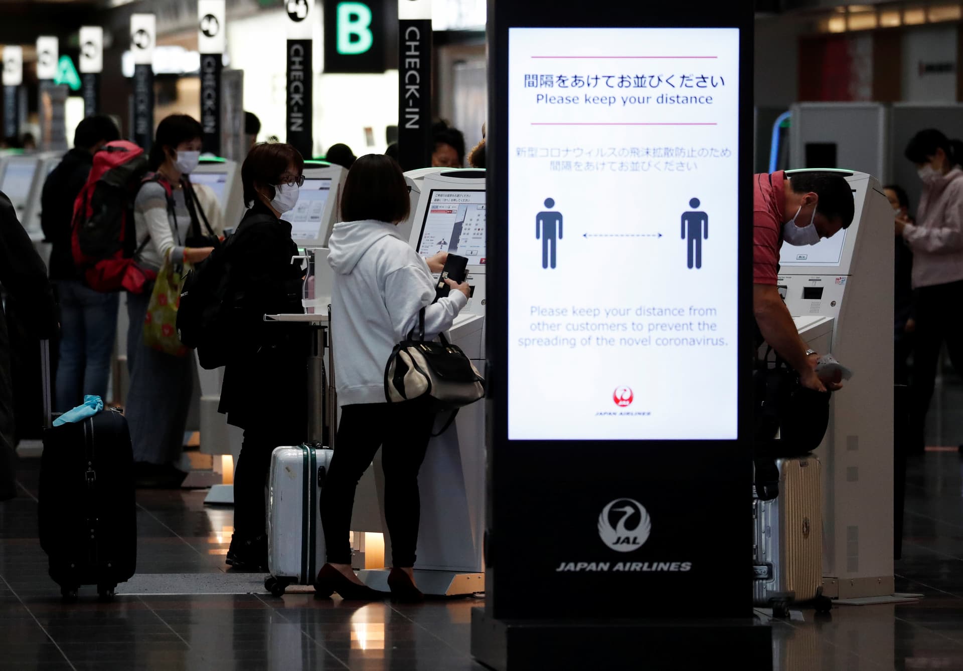 منظمة الصحة: السفر آمن حاليا .. ويصعب رصد أصل الفيروس في مناخ "مسموم سياسيا"