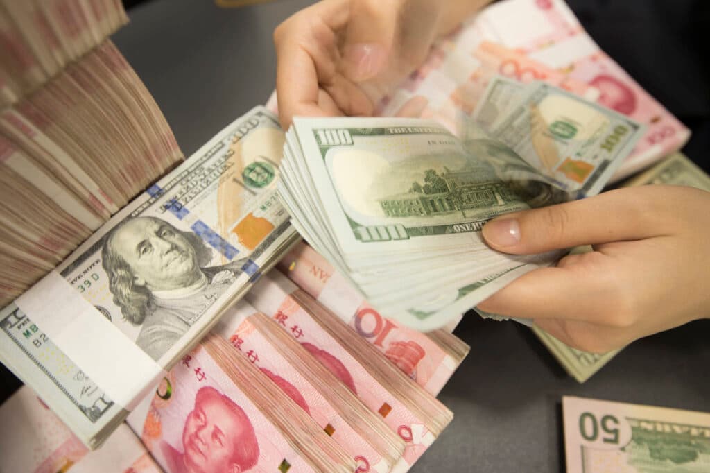 الدولار يهبط واليوان يرتفع مع مراهنة المستثمرين على فوز بايدن 