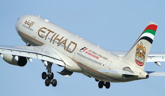 الاتحاد للطيران تبلغ أطقم الضيافة بتسريح المزيد من العاملين 