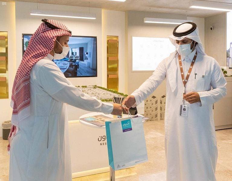 يستقبل مركز سكني الشامل مئات الزوار بعد إعلان الشركة الوطنية للإسكان البدء في حجز 4 مشاريع جديدة.