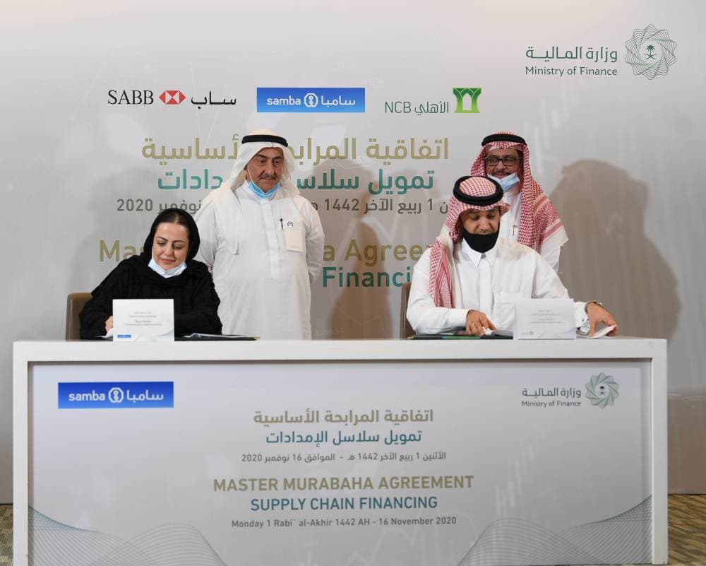 فهد السيف ورانيا نشار خلال توقيع الاتفاقية بين وزارة المالية ومجموعة سامبا المالية، أمس. تصوير: بشير صالح - "الاقتصادية"