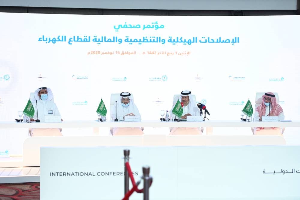 الأمير عبدالعزيز بن سلمان خلال مؤتمر حول صدور الأمر الملكي الخاص بالإصلاحات في قطاع الكهرباء، أمس.