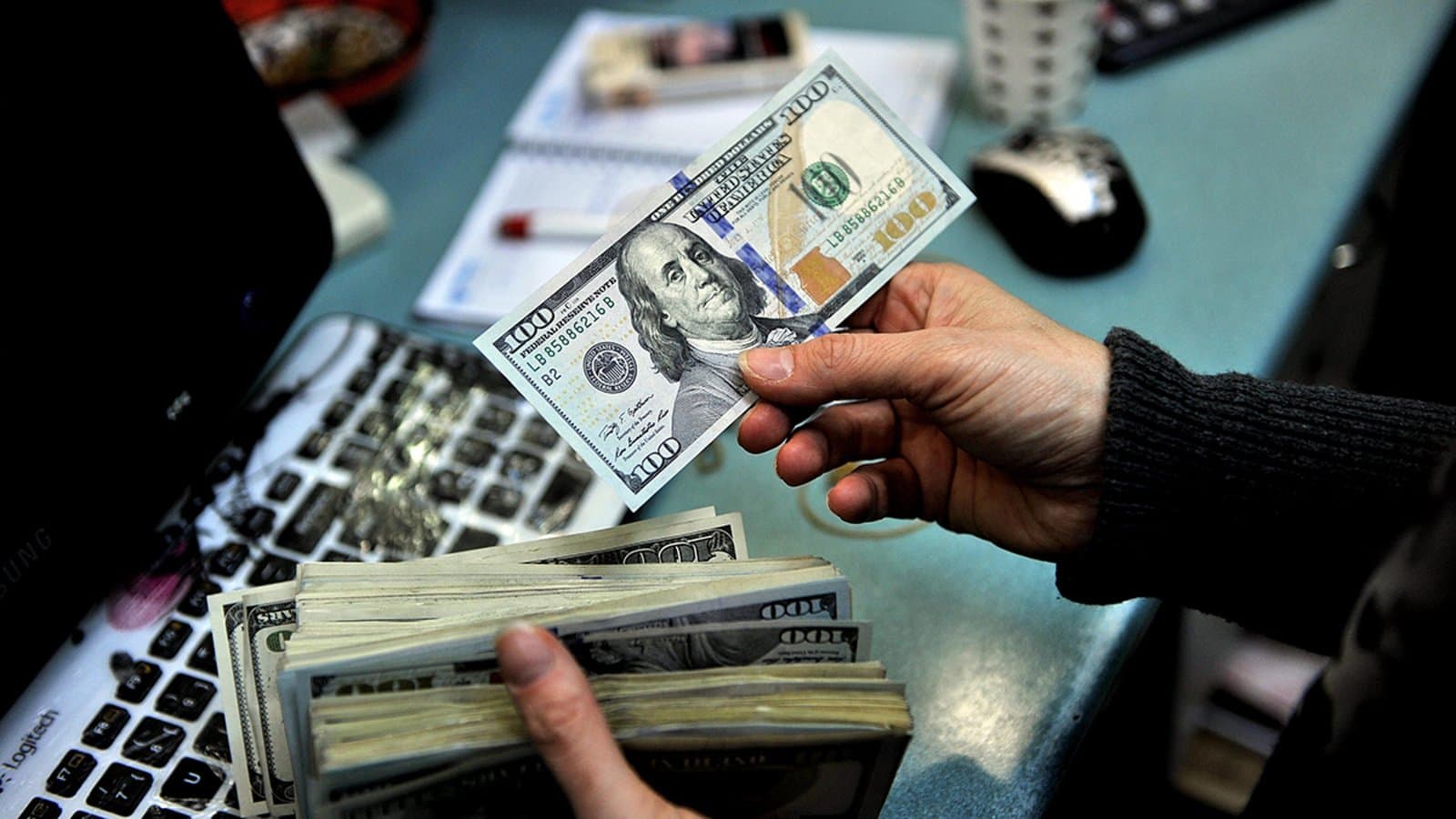 الدولار يستقر في ظل تساؤلات بشأن اللقاح ومخاطر سياسية أمريكية 