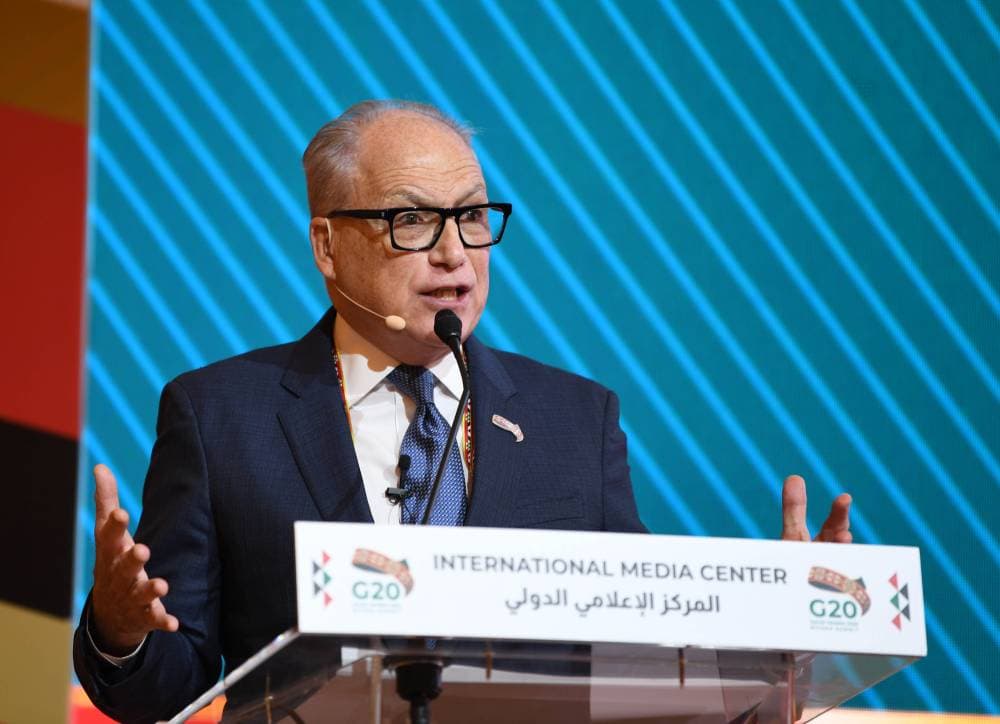 إنزيريلو خلال استعراضه الأعمال التي تشهدها بوابة الدرعية. تصوير: بشير صالح "الاقتصادية" 