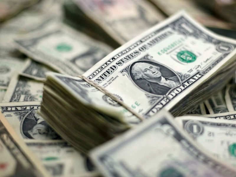 الدولار يصعد بفعل ارتفاع الإصابات بكورونا وعمليات الشراء الساعية لملاذ آمن