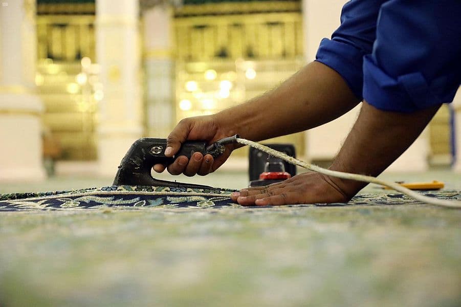 50 سجادة فاخرة تغطي الروضة الشريفة