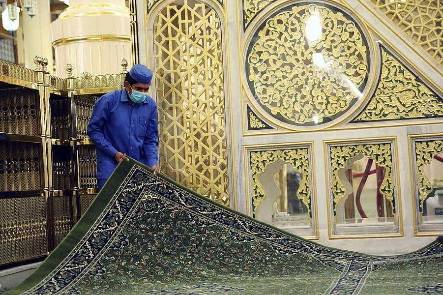 50 سجادة فاخرة تغطي الروضة الشريفة