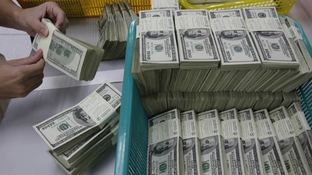 الدولار يرتفع بعد تعليق بعض التمويلات الطارئة في المركزي الأمريكي