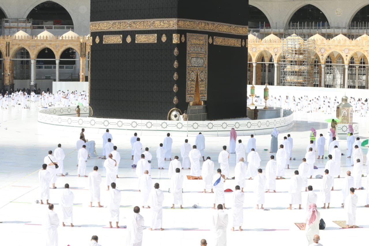 وسط تطبيق الإجراءات الاحترازية .. المصلين في المسجد الحرام يؤدون صلاة الجمعة