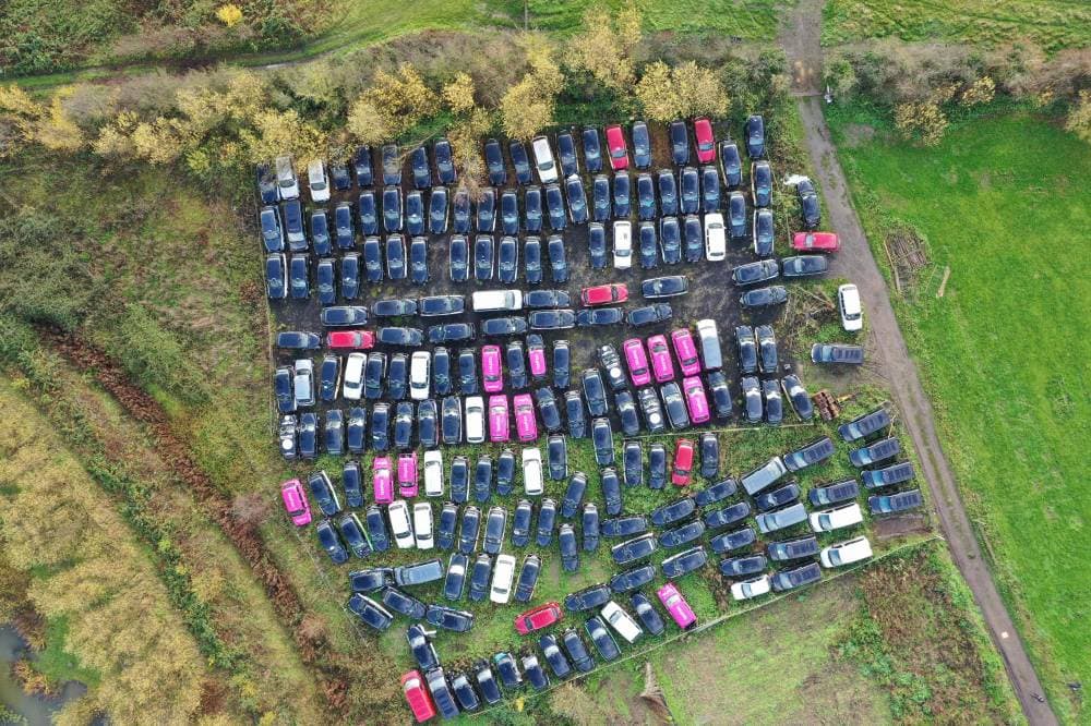 سيارات أجرة متوقفة في إحدى الساحات في مدينة إيبينج الإنجليزية، وذلك بعد تراجع الطلب عليها بسبب الإغلاقات. "الفرنسية"