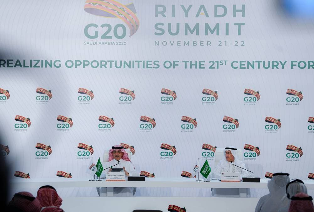 الجدعان والمبارك خلال المؤتمر الصحافي أمس، عقب انتهاء أعمال القمة. تصوير: بشير صالح - "الاقتصادية"