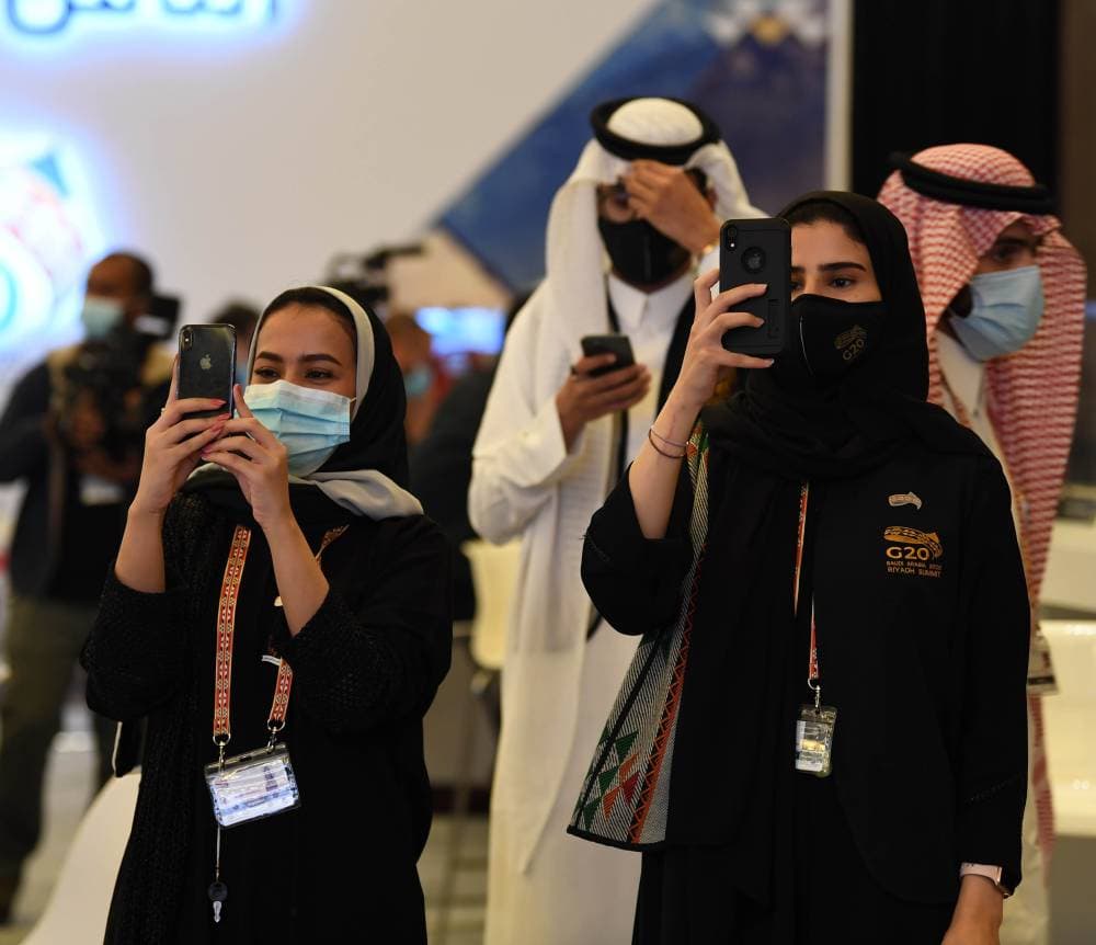 قمة العشرين هذا العام تمثل تجربة لا تنسى عند الشباب والفتيات. تصوير: بشير صالح - "الاقتصادية"