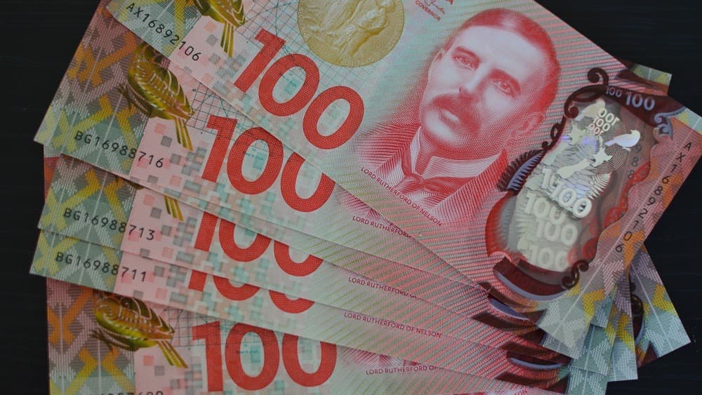 اليورو يرتفع والدولار النيوزيلندي يصعد لأعلى مستوى في عامين