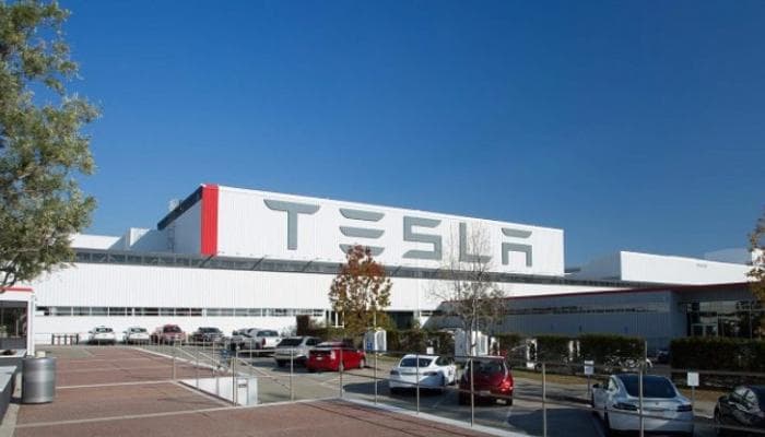 "تيسلا" تريد إنشاء أكبر مصنع للبطاريات في العالم  