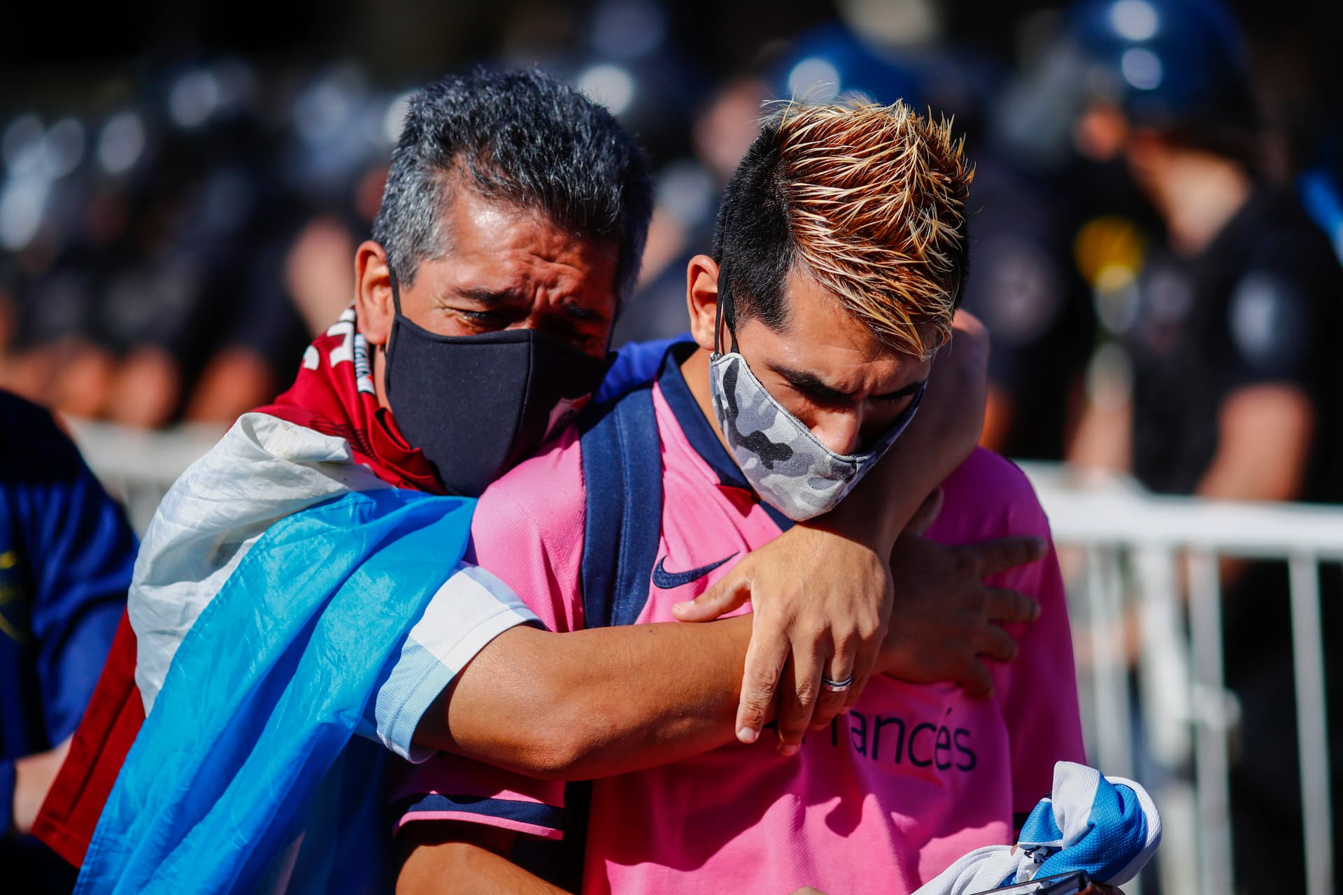 بالدموع.. الأرجنتين تودع مارادونا