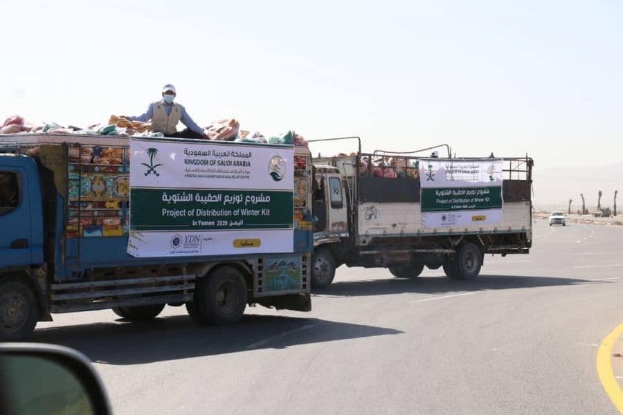 مركز الملك سلمان للإغاثة يوزع 550 حقيبة شتوية للنازحين في مخيم السويداء بمأرب