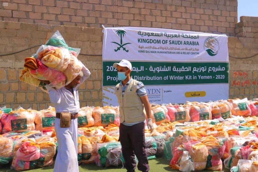 مركز الملك سلمان للإغاثة يوزع 550 حقيبة شتوية للنازحين في مخيم السويداء بمأرب