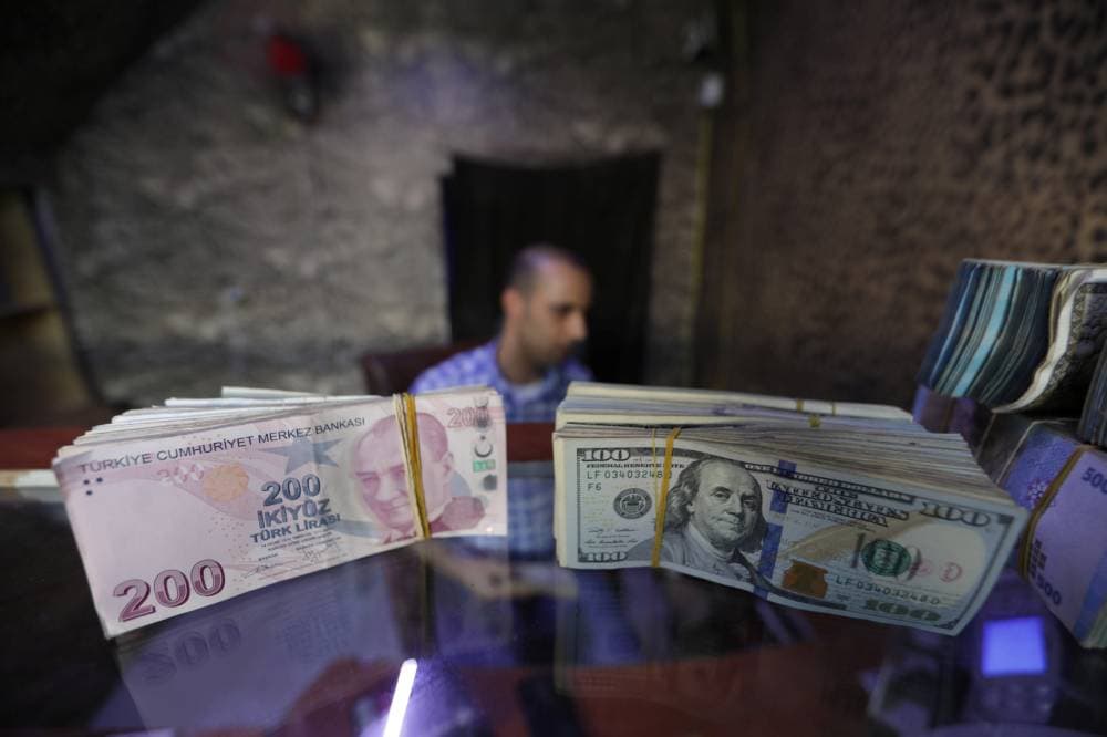 ضعف مستوى السيولة النقدية في سوق الصرف يجعل الليرة عرضة لهجمات المضاربين.