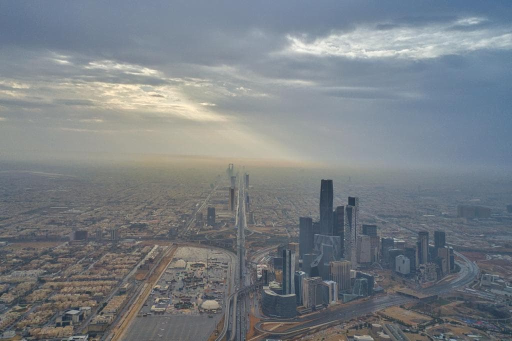 هطول أمطار متوسطة على الرياض