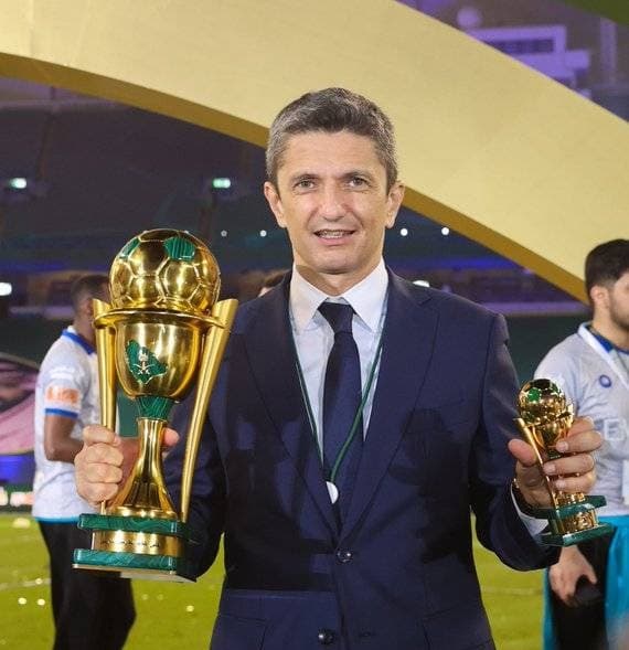 لوشيسكو يحمل الكأس.