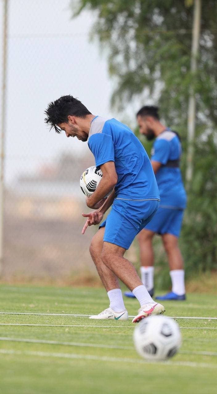 التونسي سعد بقير خلال تدريب فريق أبها لكرة القدم أمس يكسب التحدي خلال مناورة الأمس التي فرضها المدرب عبدالرزاق الشابي، تأهبا للقاء الباطن في الجولة الرابعة، حيث يملك أبها 4 نقاط.