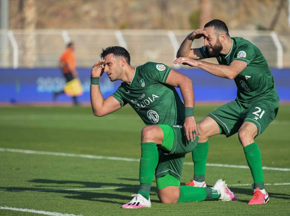 السومة وفتوحي يحتفلان بأحد الأهداف. تصوير: علي خمج ـ "الاقتصادية"