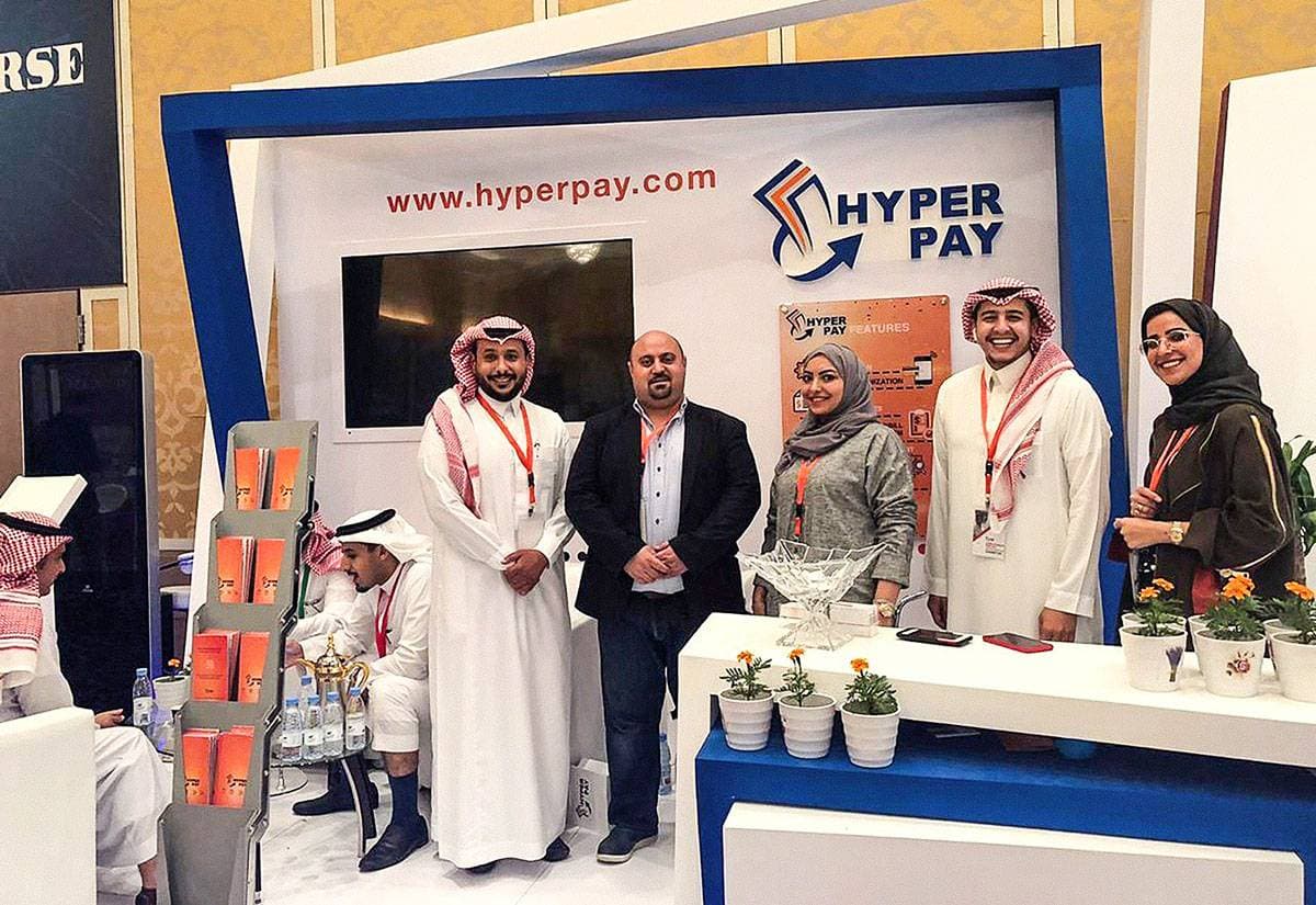 عدد من العاملين في منصة هايبر باي في الرياض.