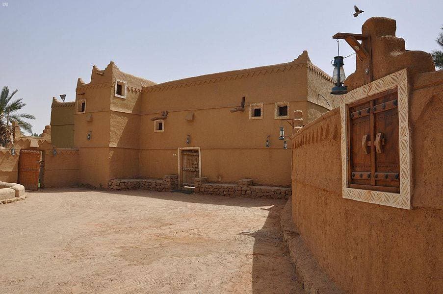 ساهم المواطنون بترميم عدد القصور الأثرية والقلاع التاريخية. "واس"